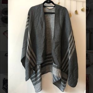 REVERSIBLE gray poncho